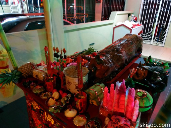 Altar with the offerings and the roasted suckling pig