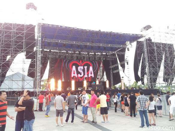 The stage during the afternoon